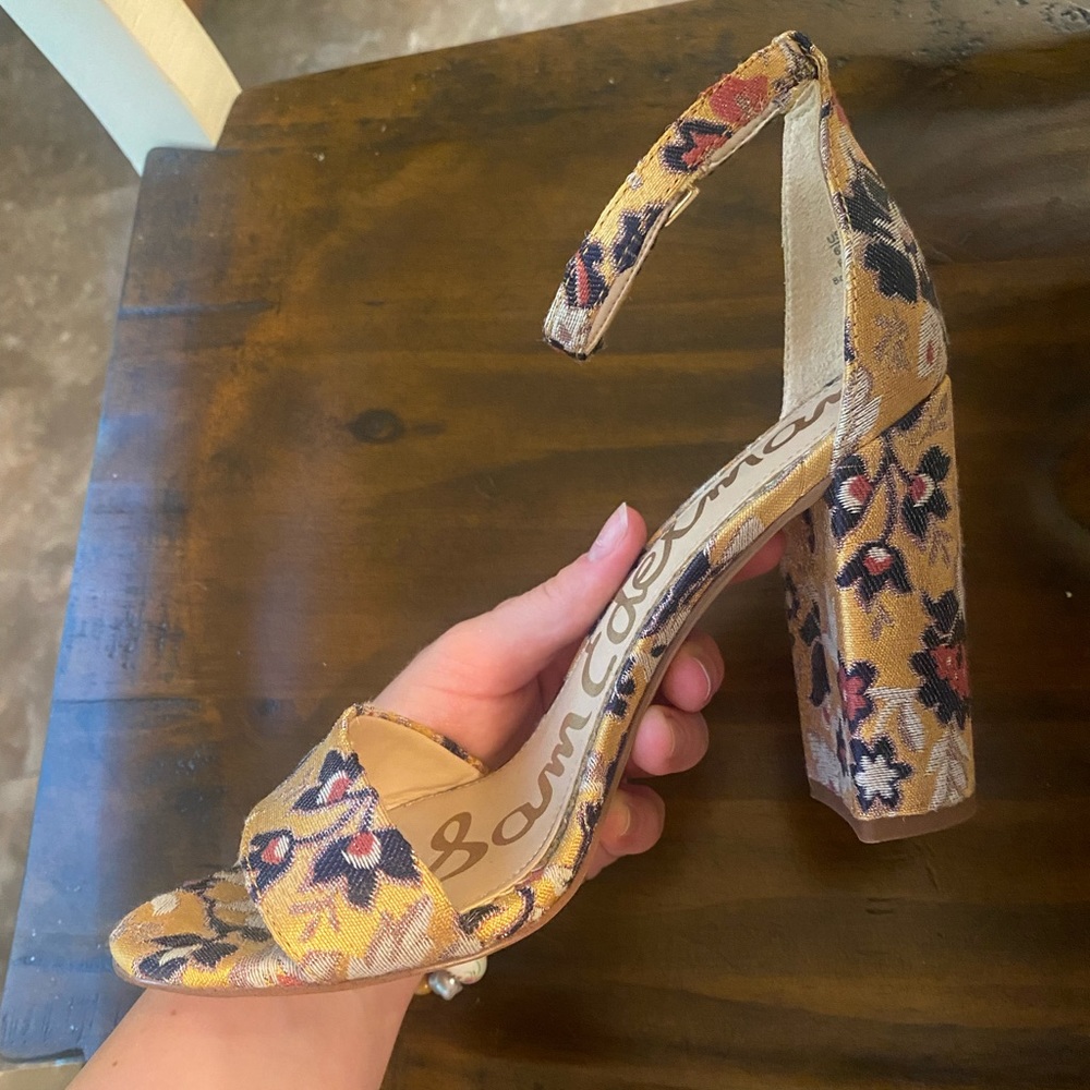 BEAUTIFUL Sam Edelman heels with gorgeous gold sewn details.